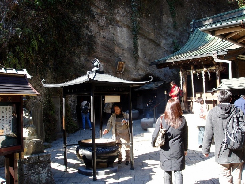 https://mdw-travel-data-us-east-1.s3.amazonaws.com/img/country/Japan/Kamakura-Zeniarai-Benten-Shrine/img_02.jpg