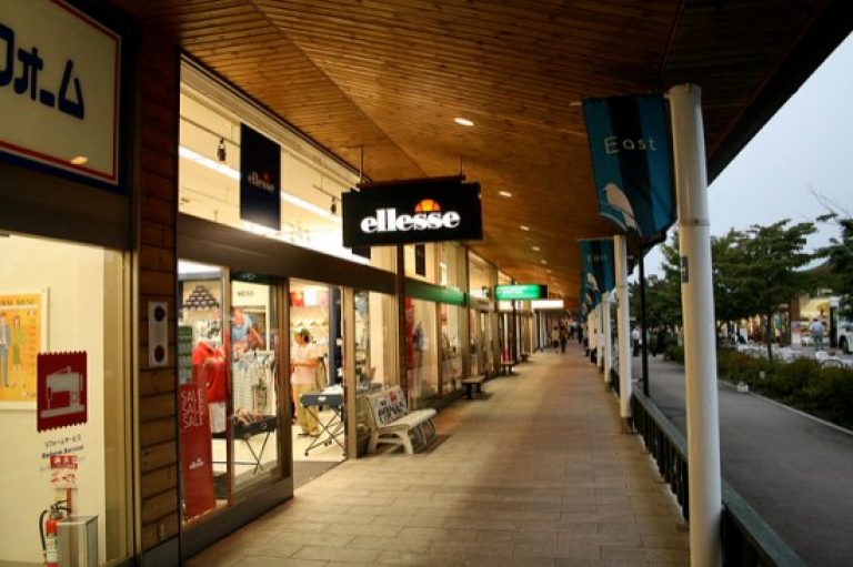 https://mdw-travel-data-us-east-1.s3.amazonaws.com/img/country/Japan/Karuizawa-Prince-Shopping-Plaza/img_03.jpg