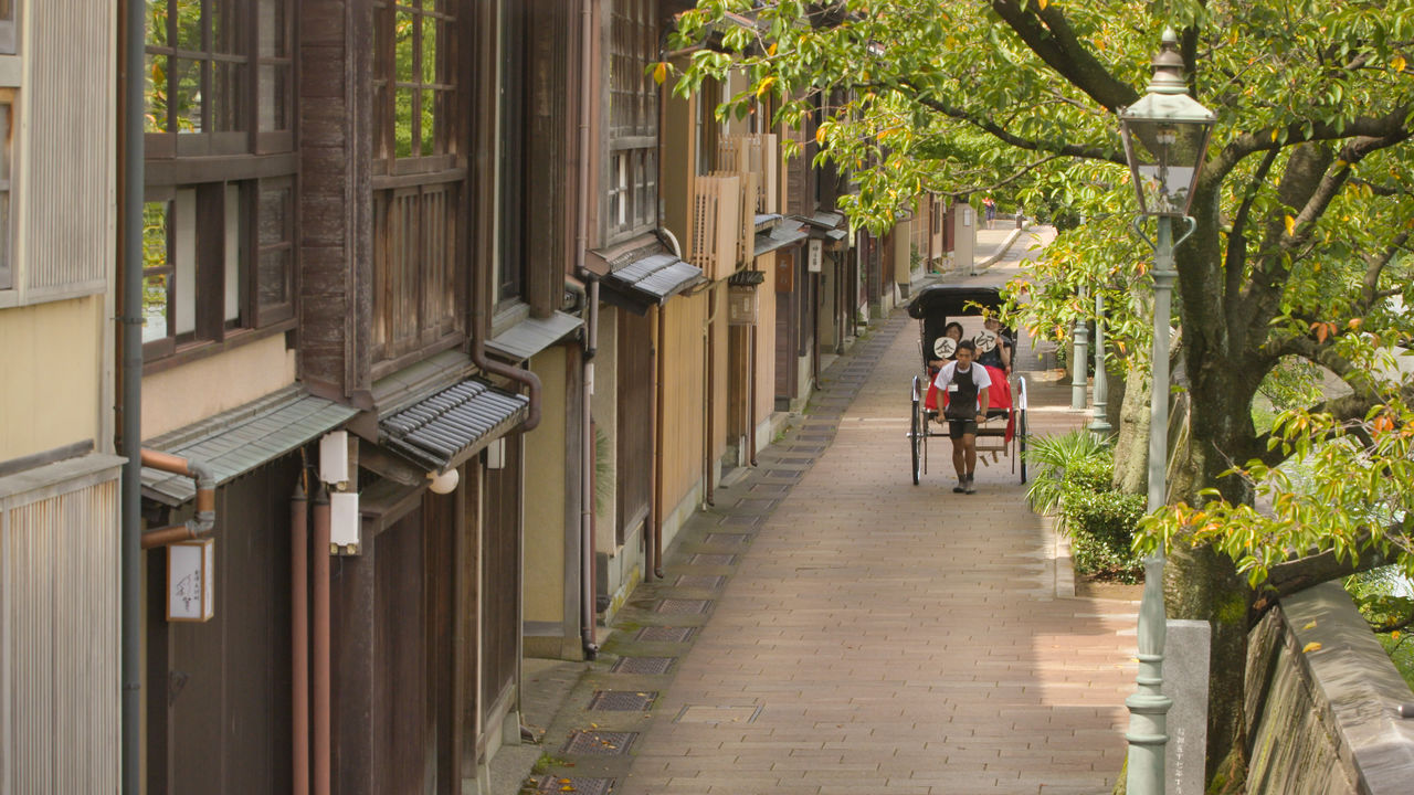 https://mdw-travel-data-us-east-1.s3.amazonaws.com/img/country/Japan/Kazuemachi-Chaya-District/img_01.jpg