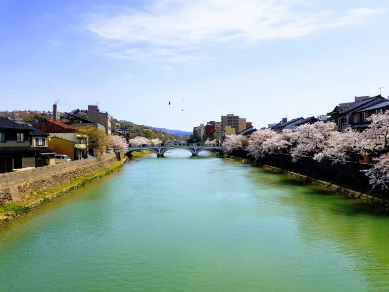 https://mdw-travel-data-us-east-1.s3.amazonaws.com/img/country/Japan/Kazuemachi-Chaya-District/img_02.jpg