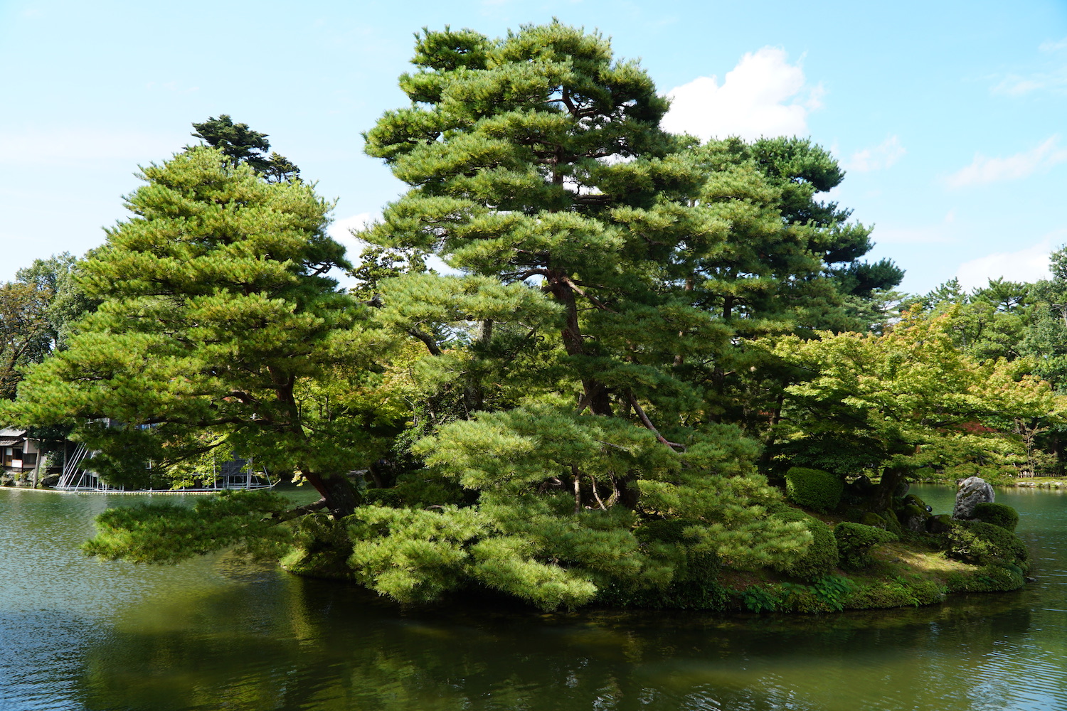 https://mdw-travel-data-us-east-1.s3.amazonaws.com/img/country/Japan/Kenroku-en-Garden/img_01.jpg