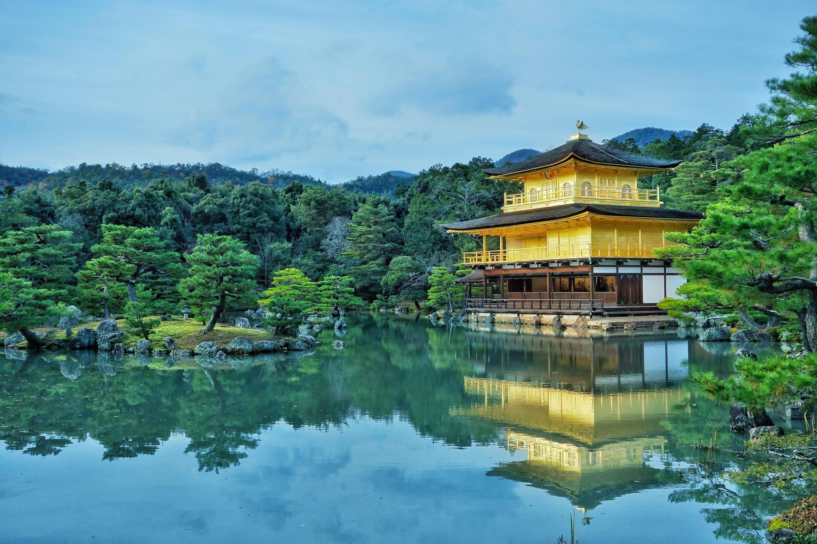 https://mdw-travel-data-us-east-1.s3.amazonaws.com/img/country/Japan/Kinkaku-ji-Temple/img_00.jpg