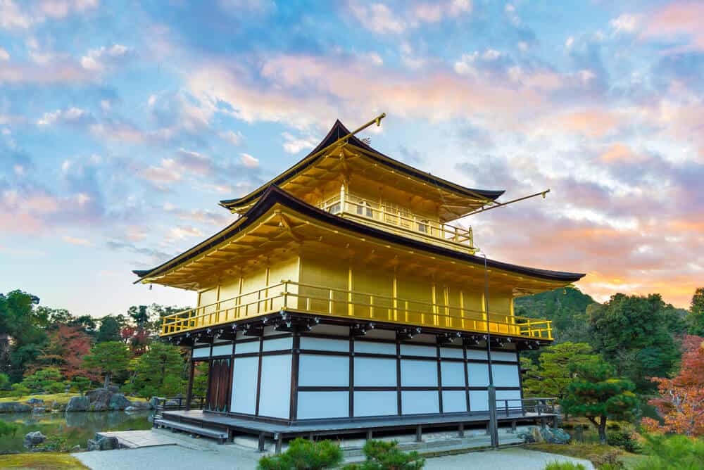 https://mdw-travel-data-us-east-1.s3.amazonaws.com/img/country/Japan/Kinkakuji-Temple/img_03.jpg