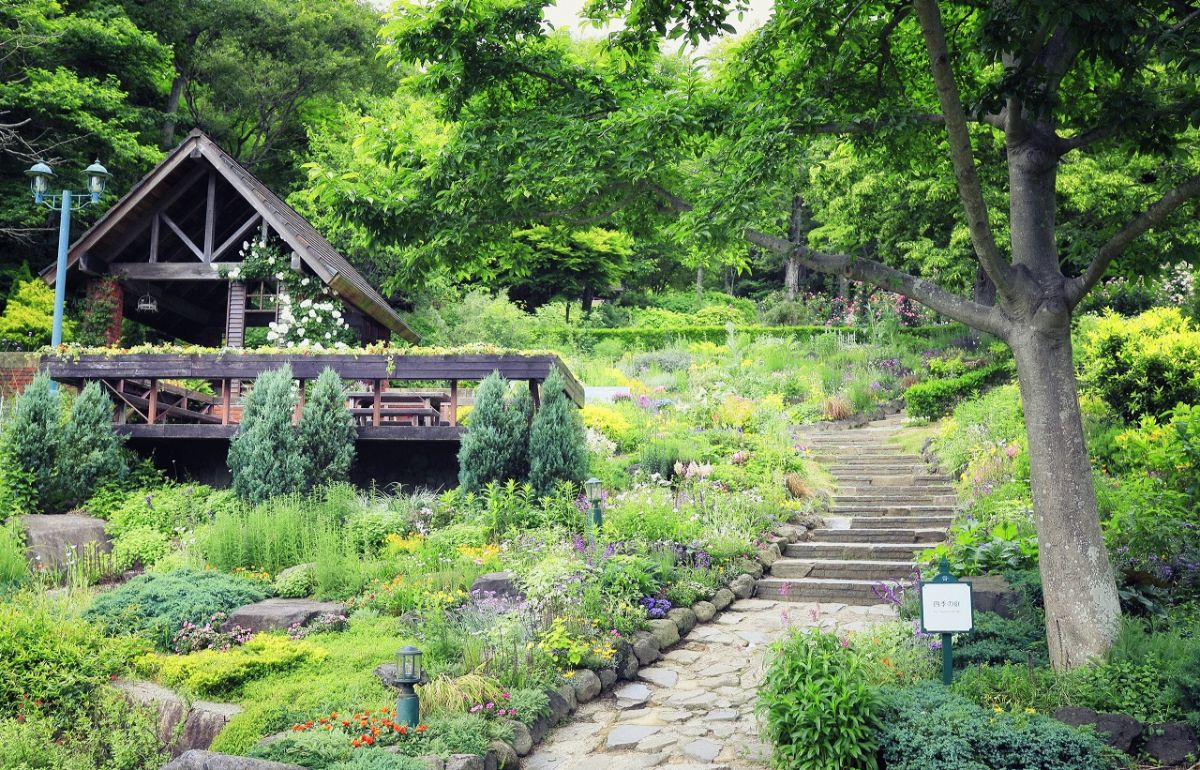 https://mdw-travel-data-us-east-1.s3.amazonaws.com/img/country/Japan/Kobe-Nunobiki-Herb-Garden/img_02.jpg