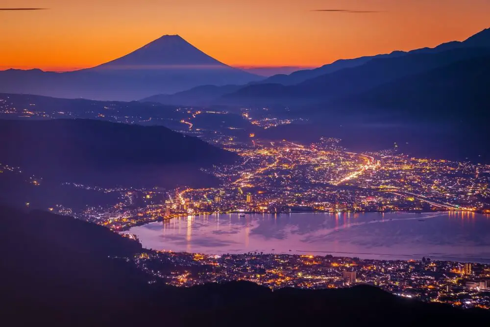 https://mdw-travel-data-us-east-1.s3.amazonaws.com/img/country/Japan/Lake-Suwa/img_03.jpg