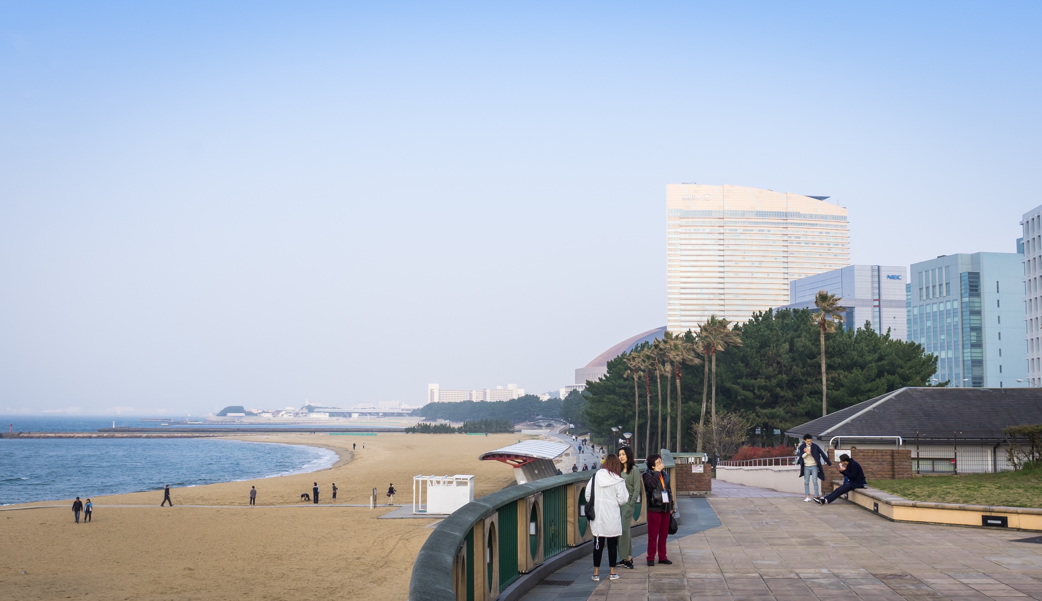https://mdw-travel-data-us-east-1.s3.amazonaws.com/img/country/Japan/Momochi-Seaside-Park/img_01.jpg