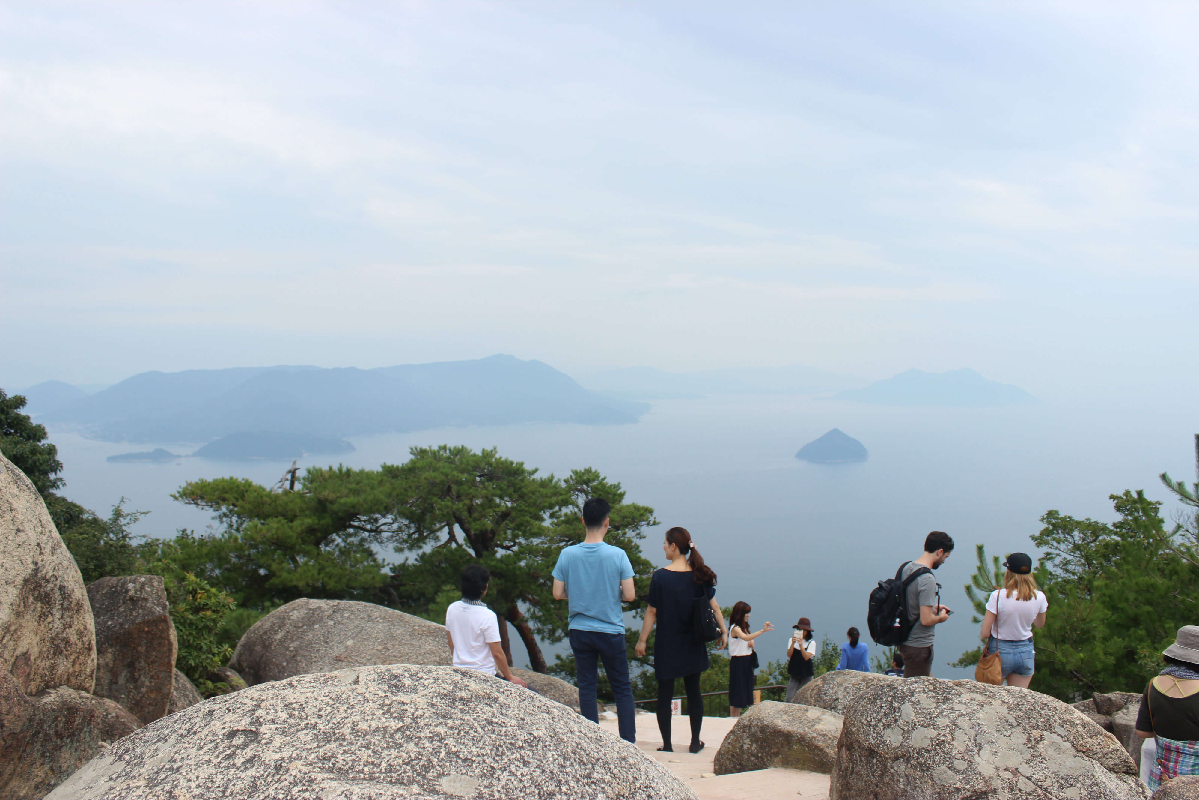 https://mdw-travel-data-us-east-1.s3.amazonaws.com/img/country/Japan/Mount-Misen/img_01.jpg