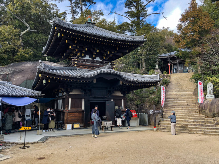 https://mdw-travel-data-us-east-1.s3.amazonaws.com/img/country/Japan/Mount-Misen/img_03.jpg