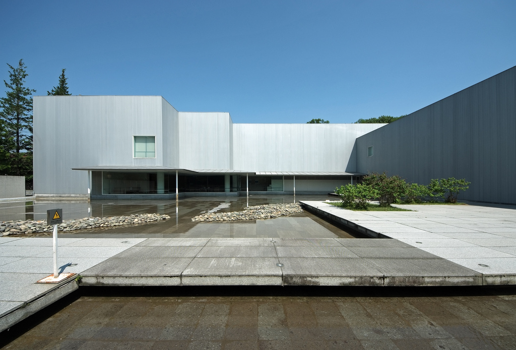 https://mdw-travel-data-us-east-1.s3.amazonaws.com/img/country/Japan/Nagano-Prefectural-Shinano-Art-Museum/img_00.jpg