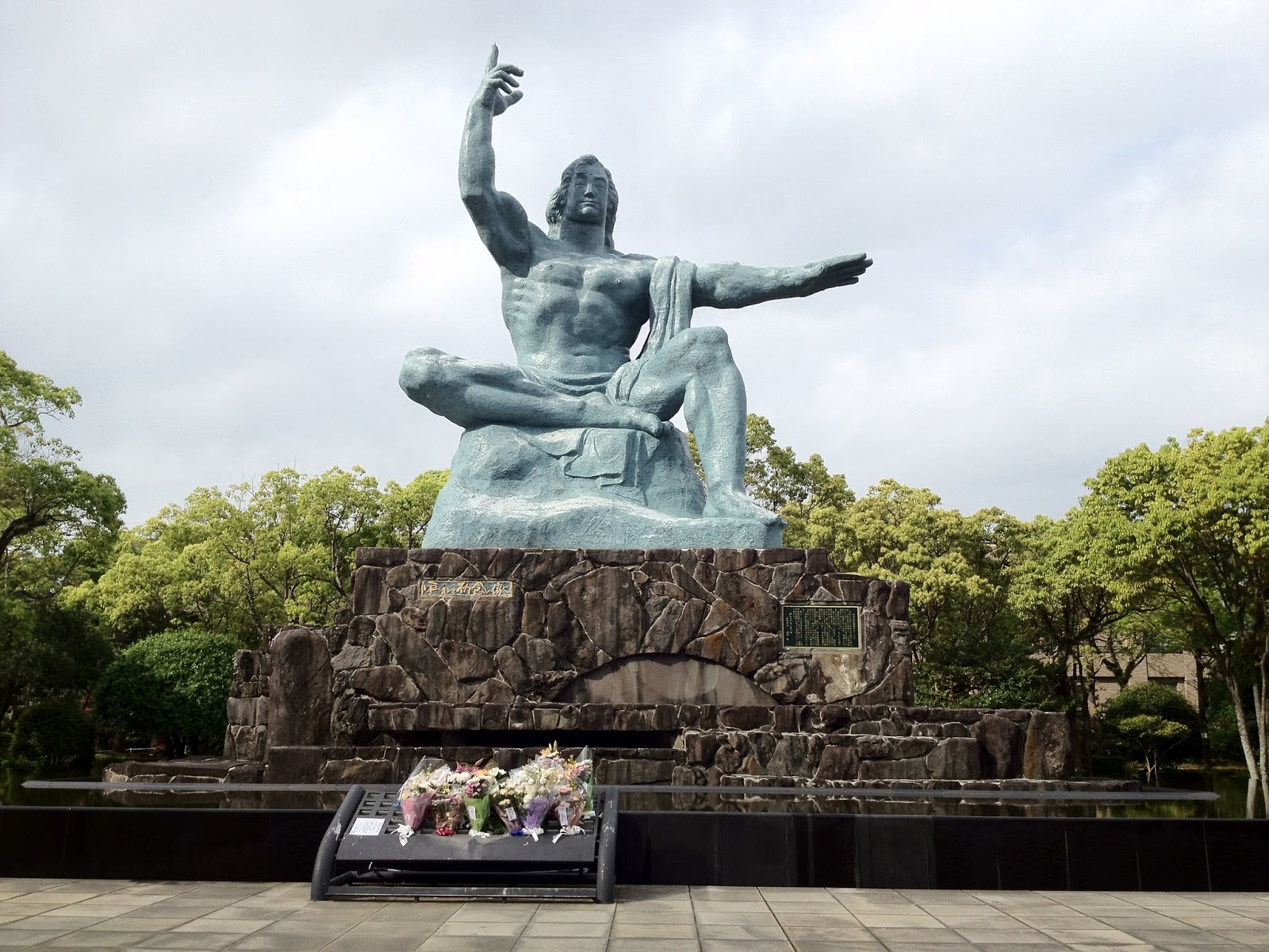 https://mdw-travel-data-us-east-1.s3.amazonaws.com/img/country/Japan/Nagasaki-Peace-Park/img_02.jpg