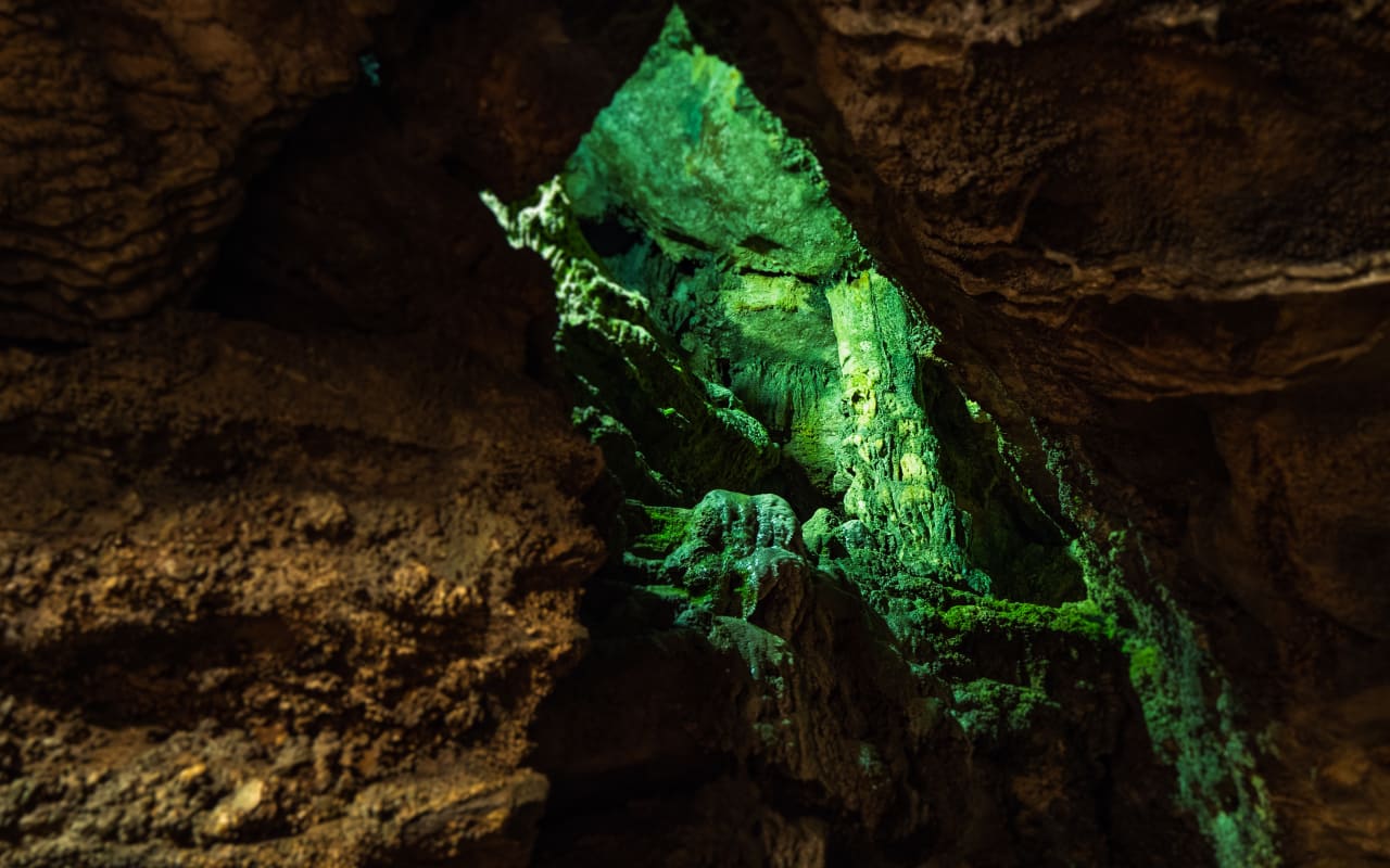 https://mdw-travel-data-us-east-1.s3.amazonaws.com/img/country/Japan/Nanatsugama-Limestone-Caves/img_01.jpg