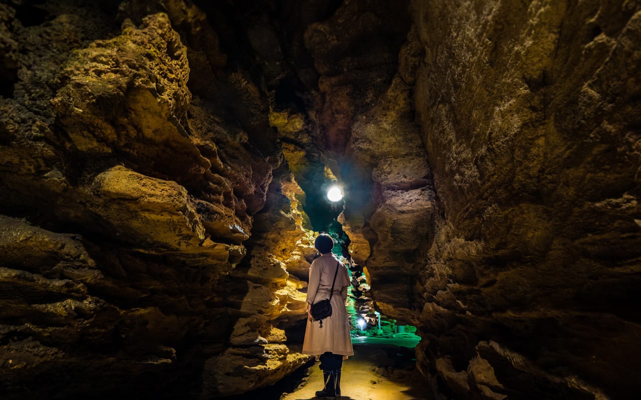 https://mdw-travel-data-us-east-1.s3.amazonaws.com/img/country/Japan/Nanatsugama-Limestone-Caves/img_02.jpg