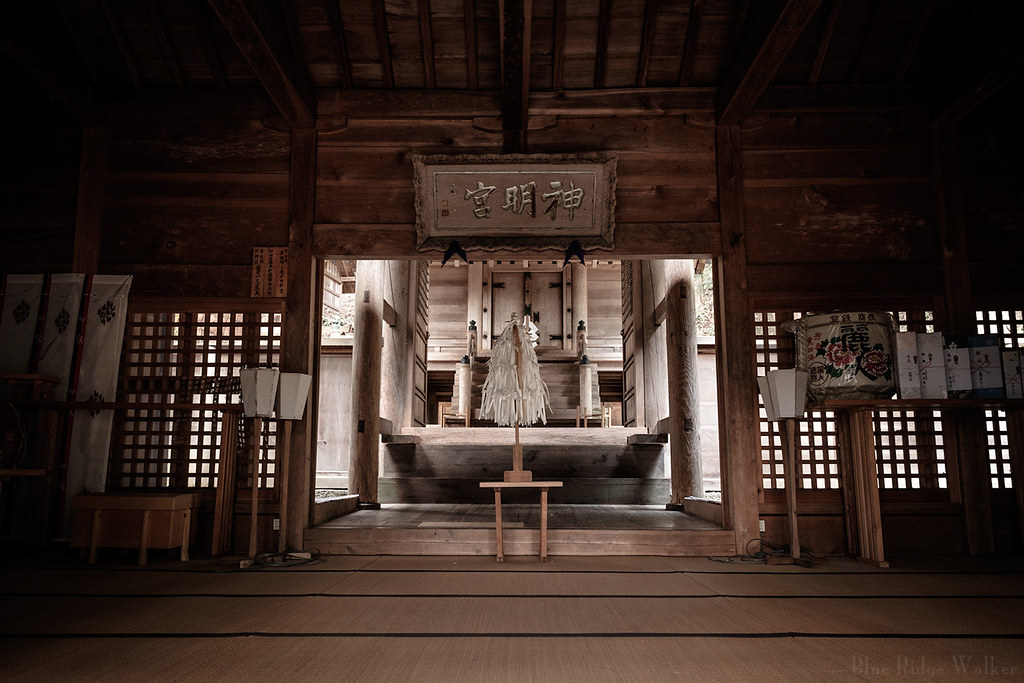 https://mdw-travel-data-us-east-1.s3.amazonaws.com/img/country/Japan/Nishina-Shinmeigu-Shrine/img_00.jpg