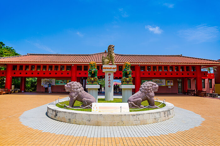 https://mdw-travel-data-us-east-1.s3.amazonaws.com/img/country/Japan/Okinawa-World-Bunkaen/img_03.jpg