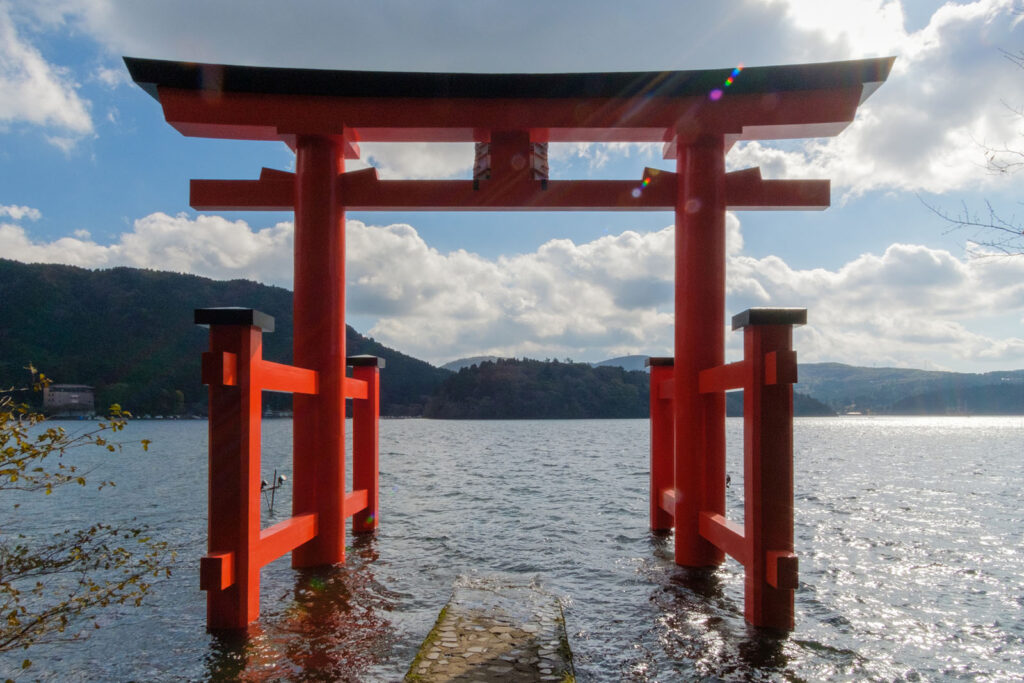 https://mdw-travel-data-us-east-1.s3.amazonaws.com/img/country/Japan/One-legged-Torii-Gate/img_01.jpg