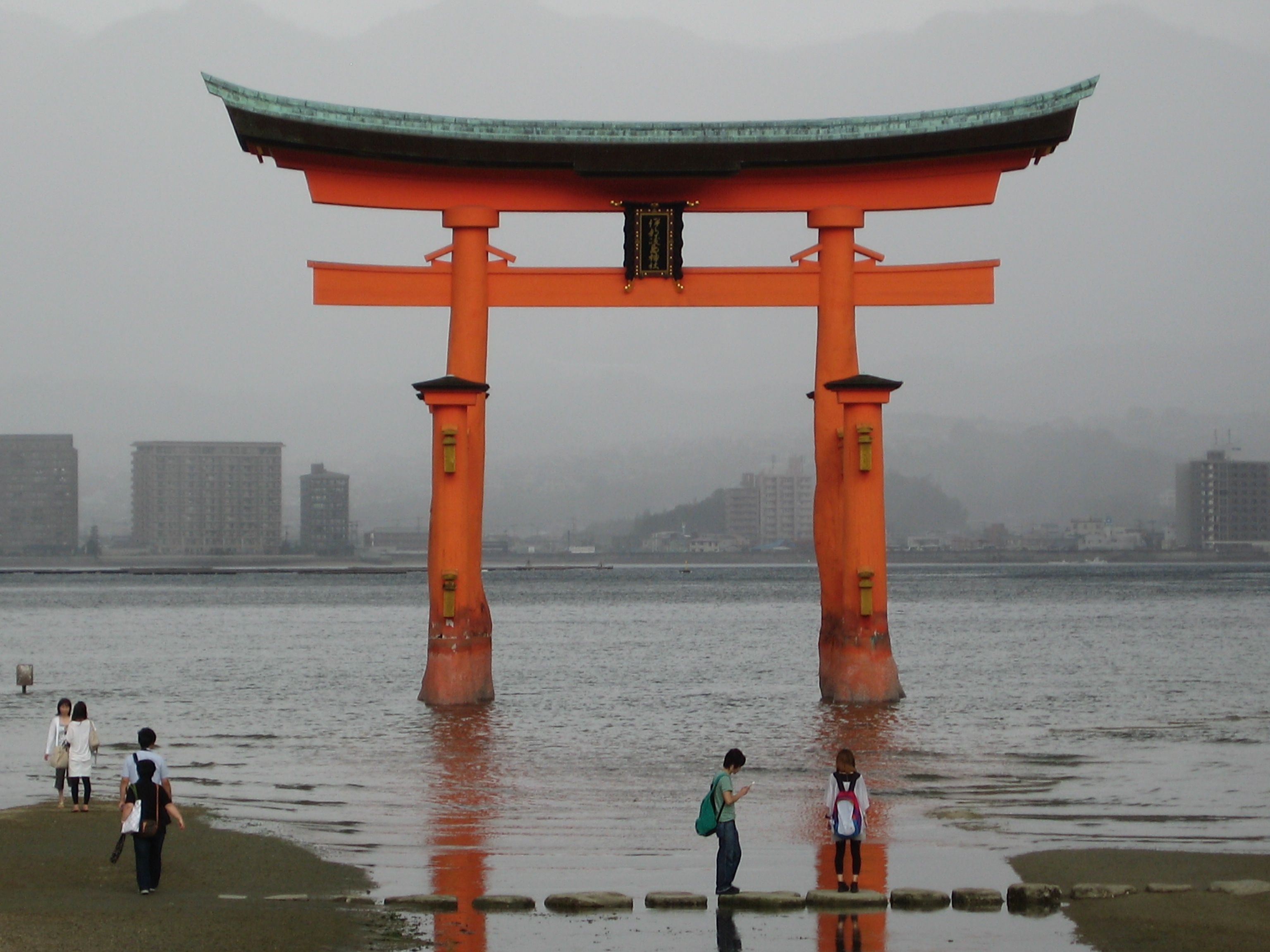 https://mdw-travel-data-us-east-1.s3.amazonaws.com/img/country/Japan/One-legged-Torii-Gate/img_02.jpg
