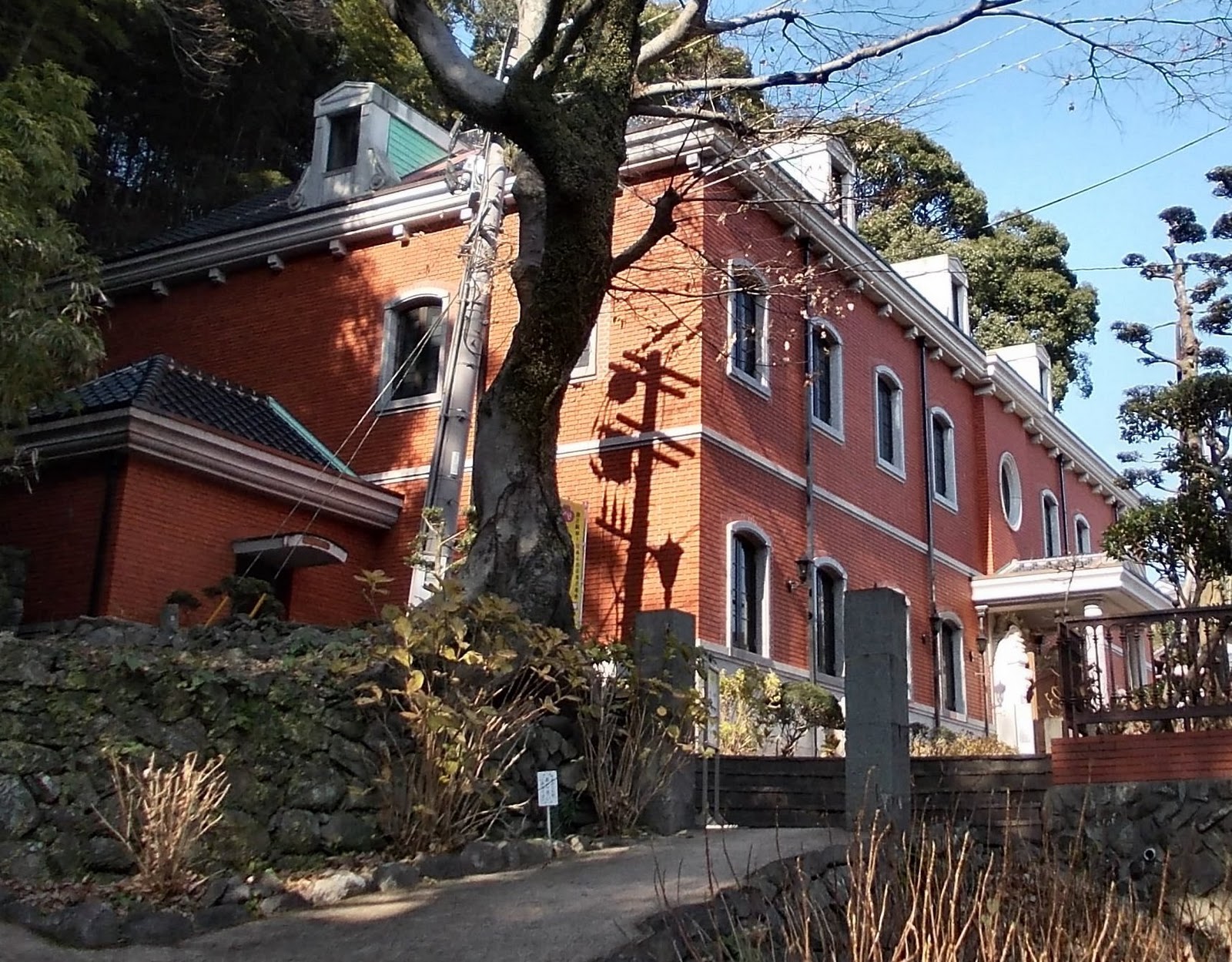 https://mdw-travel-data-us-east-1.s3.amazonaws.com/img/country/Japan/Siebold-Memorial-Museum/img_02.jpg