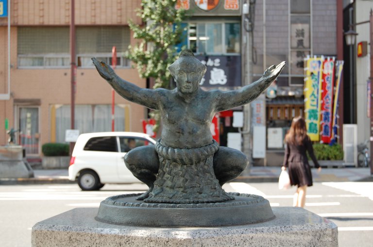 https://mdw-travel-data-us-east-1.s3.amazonaws.com/img/country/Japan/Sumo-Tournaments-at-Ryogoku-Kokugikan/img_01.jpg