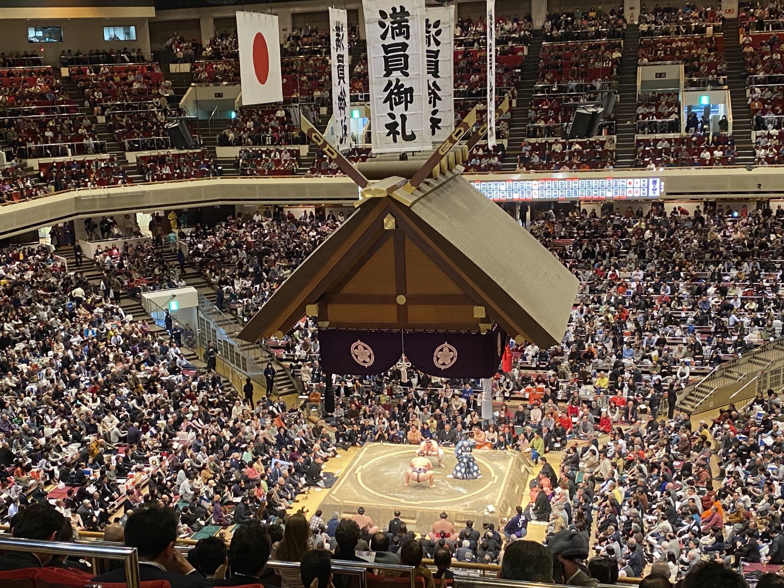 https://mdw-travel-data-us-east-1.s3.amazonaws.com/img/country/Japan/Sumo-Tournaments-at-Ryogoku-Kokugikan/img_02.jpg