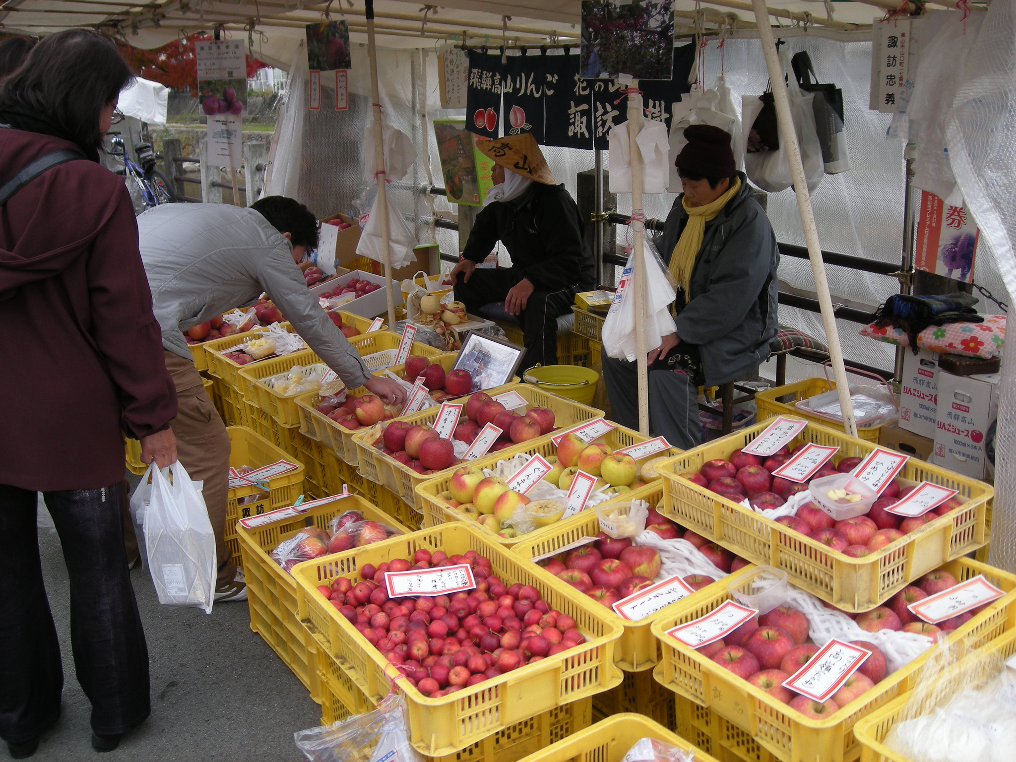 https://mdw-travel-data-us-east-1.s3.amazonaws.com/img/country/Japan/Takayama-Morning-Market/img_01.jpg