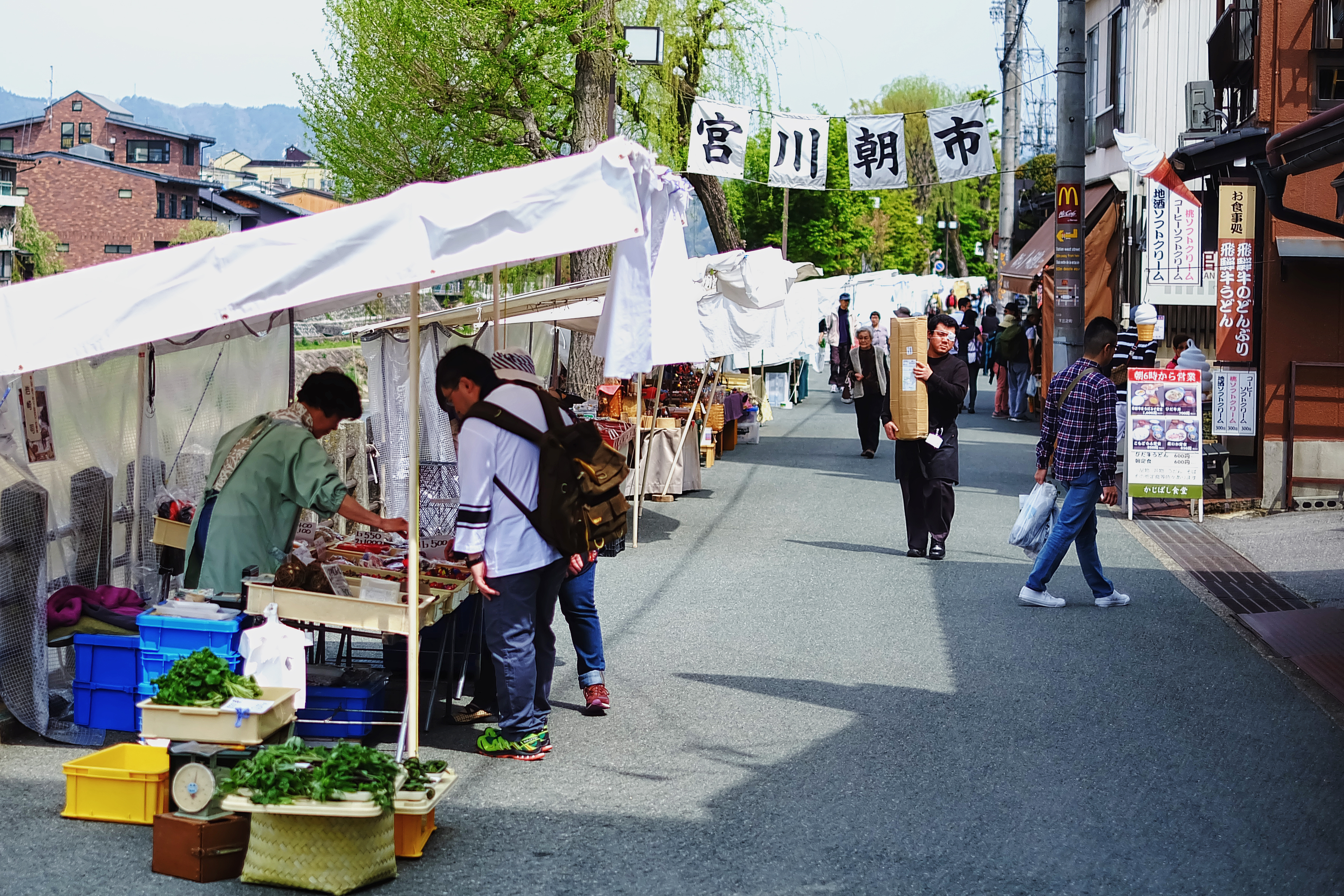 https://mdw-travel-data-us-east-1.s3.amazonaws.com/img/country/Japan/Takayama-Morning-Market/img_02.jpg