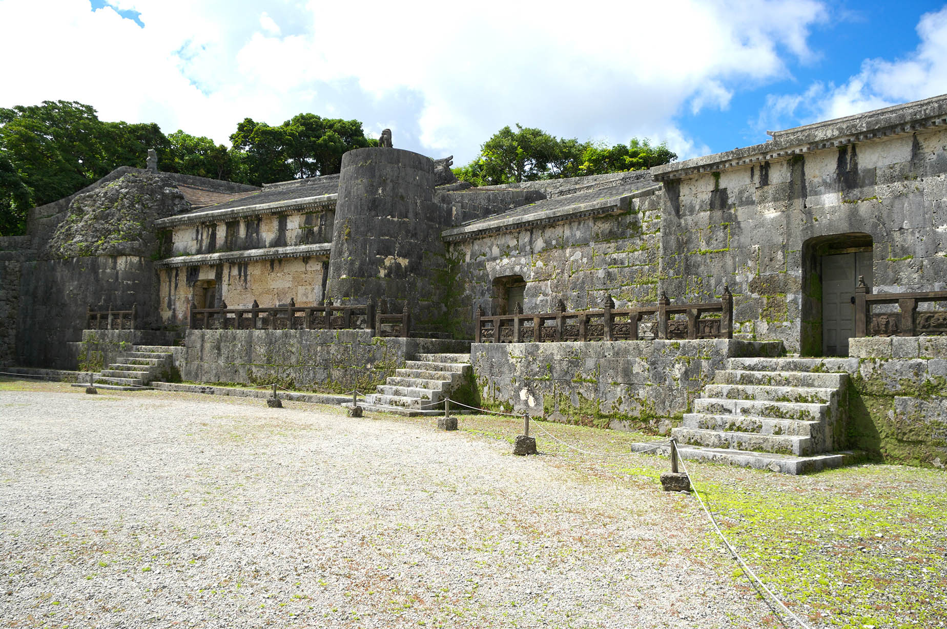 https://mdw-travel-data-us-east-1.s3.amazonaws.com/img/country/Japan/Tamaudun-Royal-Mausoleum/img_02.jpg