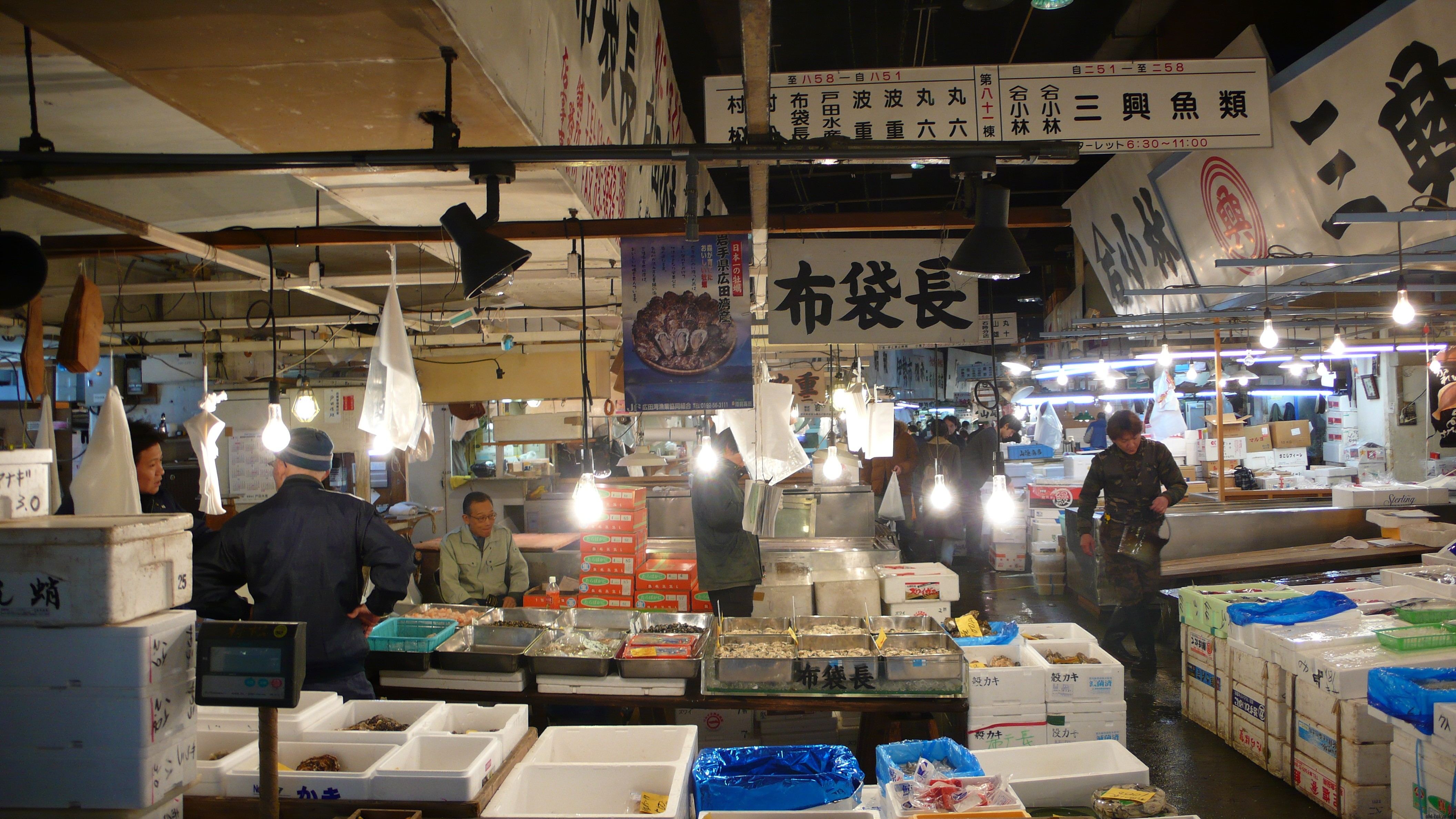 https://mdw-travel-data-us-east-1.s3.amazonaws.com/img/country/Japan/Tsukiji-Fish-Market/img_00.jpg