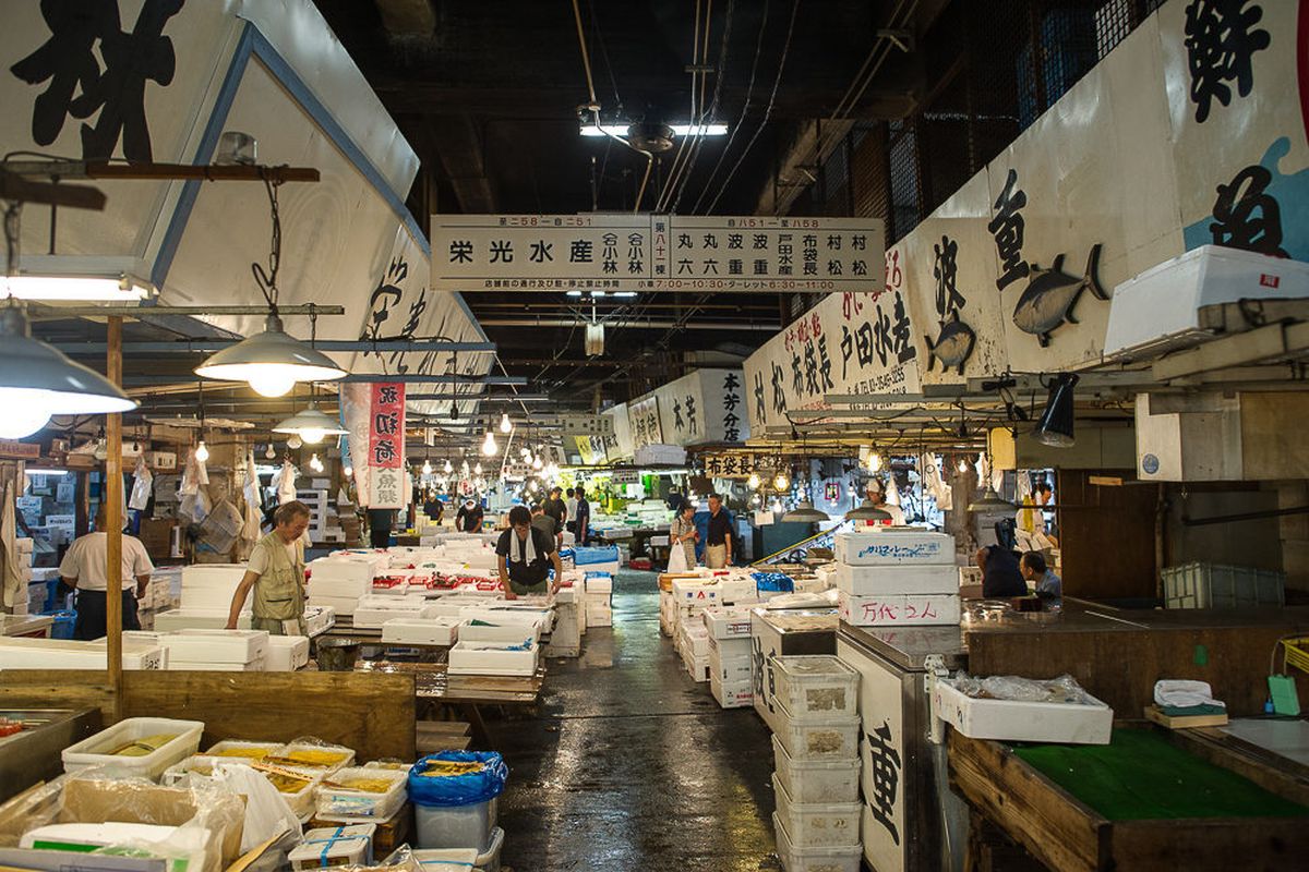 https://mdw-travel-data-us-east-1.s3.amazonaws.com/img/country/Japan/Tsukiji-Fish-Market/img_01.jpg