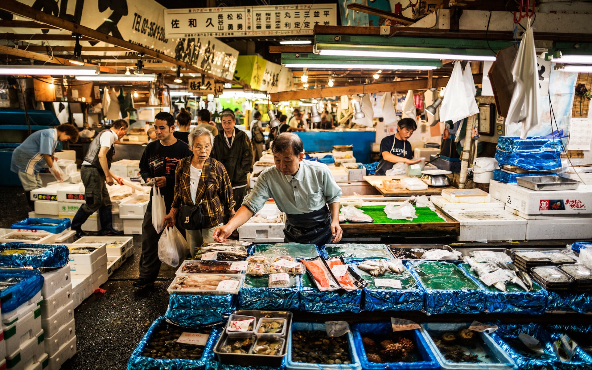 https://mdw-travel-data-us-east-1.s3.amazonaws.com/img/country/Japan/Tsukiji-Fish-Market/img_02.jpg