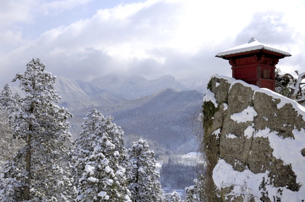 https://mdw-travel-data-us-east-1.s3.amazonaws.com/img/country/Japan/Yamadera/img_03.jpg