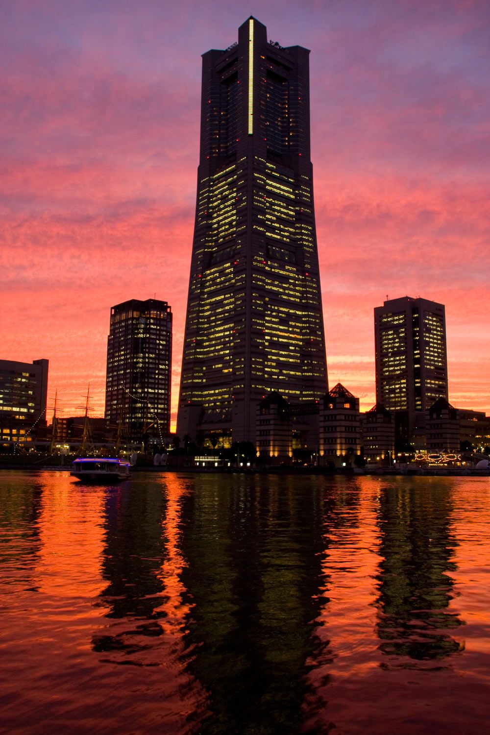 https://mdw-travel-data-us-east-1.s3.amazonaws.com/img/country/Japan/Yokohama-Landmark-Tower/img_01.jpg