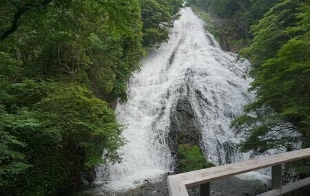 https://mdw-travel-data-us-east-1.s3.amazonaws.com/img/country/Japan/Yudaki-Falls/img_03.jpg