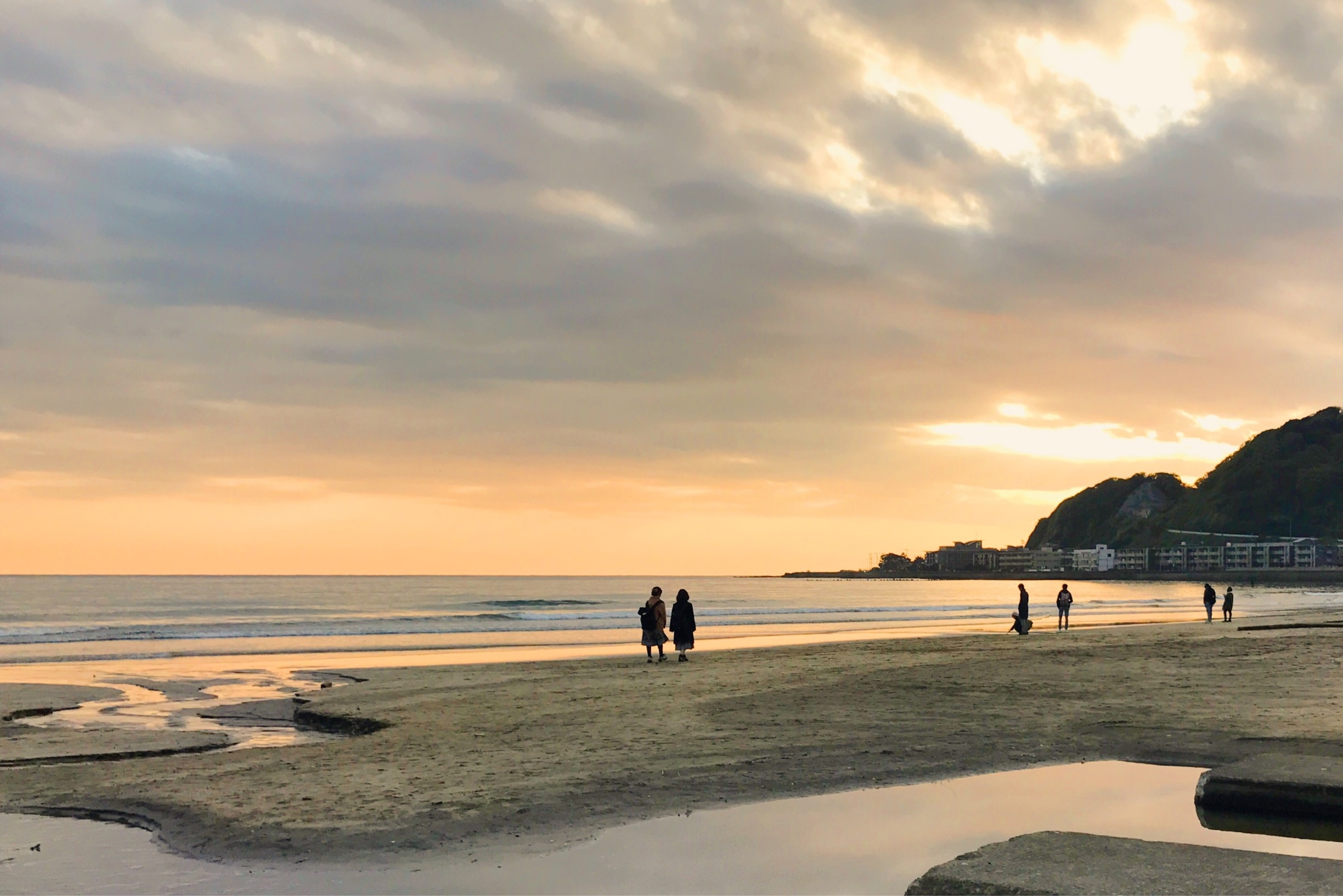 https://mdw-travel-data-us-east-1.s3.amazonaws.com/img/country/Japan/Yuigahama-Beach/img_02.jpg