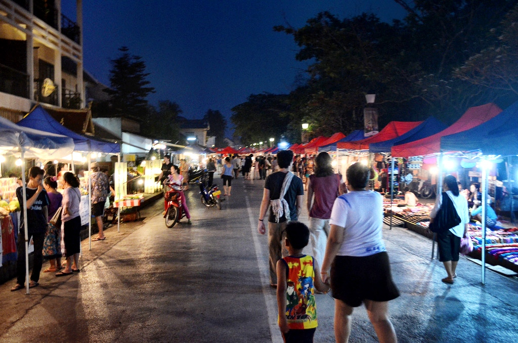 https://mdw-travel-data-us-east-1.s3.amazonaws.com/img/country/Laos/Ban-Lao-Night-Market/img_03.jpg