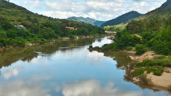 https://mdw-travel-data-us-east-1.s3.amazonaws.com/img/country/Laos/Ban-Pak-Khop/img_02.jpg