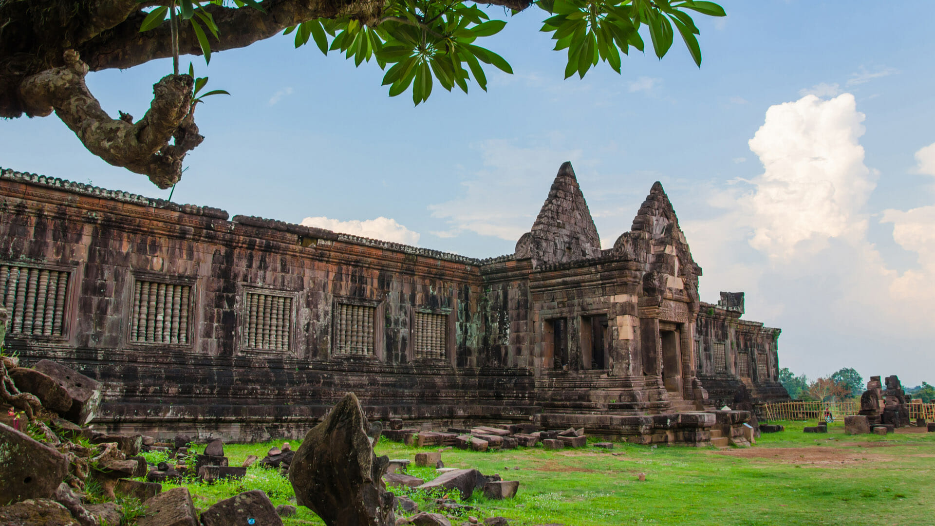 https://mdw-travel-data-us-east-1.s3.amazonaws.com/img/country/Laos/Candle-Castle/img_01.jpg