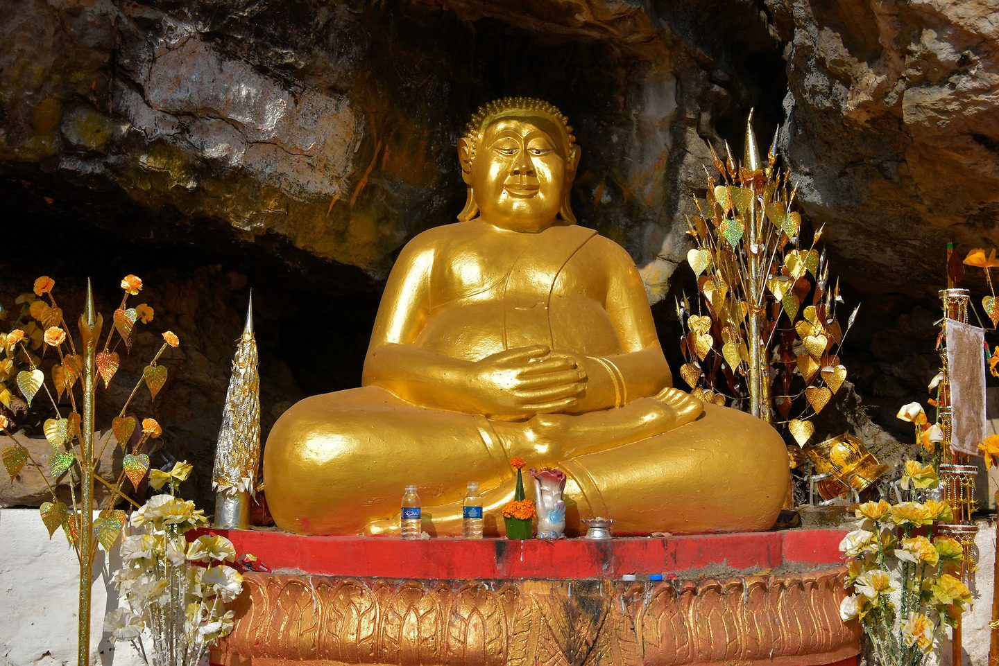 https://mdw-travel-data-us-east-1.s3.amazonaws.com/img/country/Laos/Charismatic-Buddha/img_03.jpg