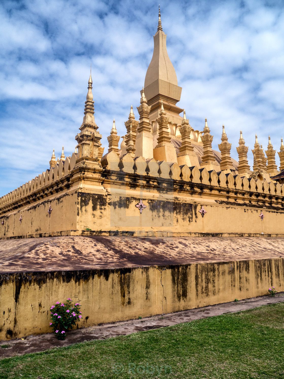 https://mdw-travel-data-us-east-1.s3.amazonaws.com/img/country/Laos/Golden-Stupa/img_01.jpg
