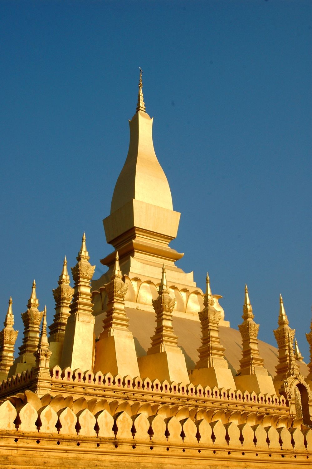 https://mdw-travel-data-us-east-1.s3.amazonaws.com/img/country/Laos/Grand-Stupa/img_02.jpg