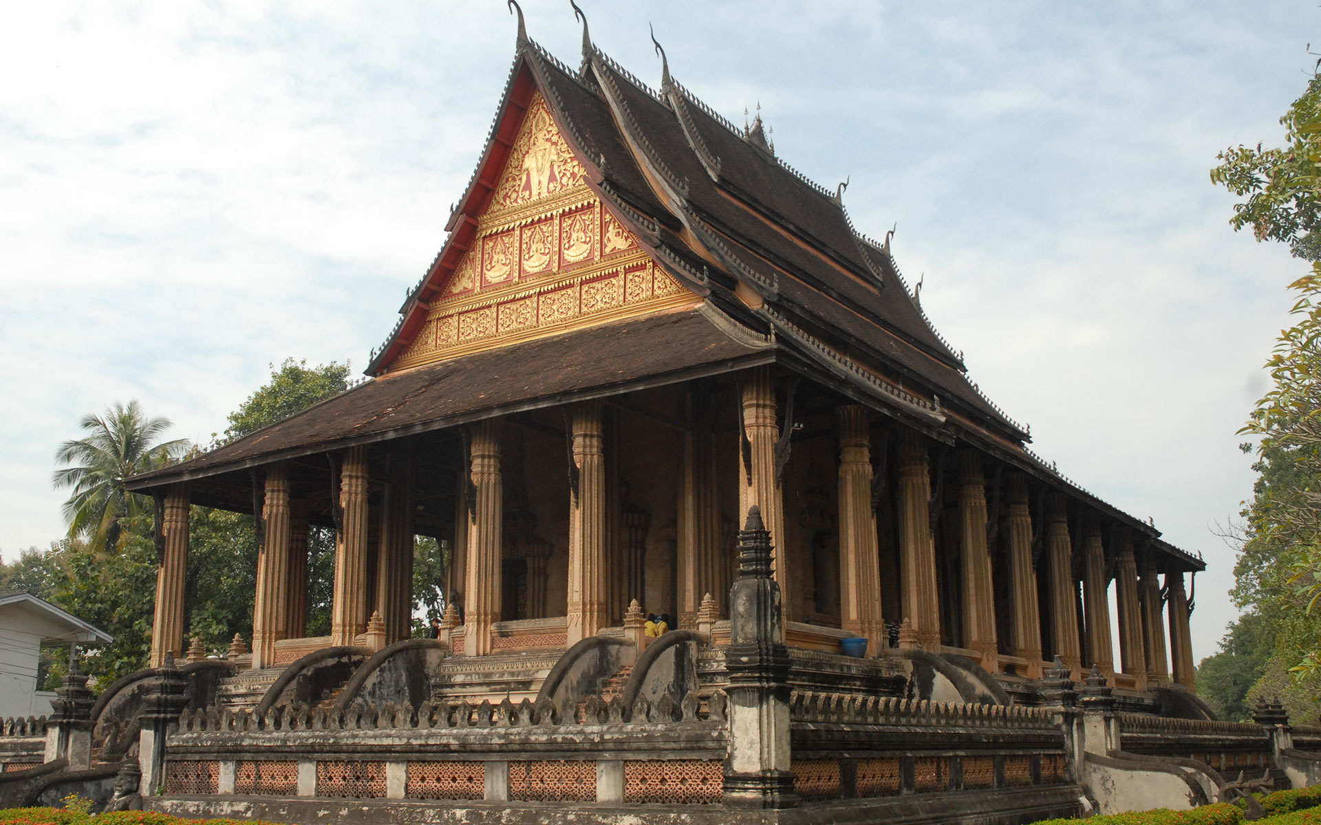 https://mdw-travel-data-us-east-1.s3.amazonaws.com/img/country/Laos/Haw-Pha-Bang/img_01.jpg
