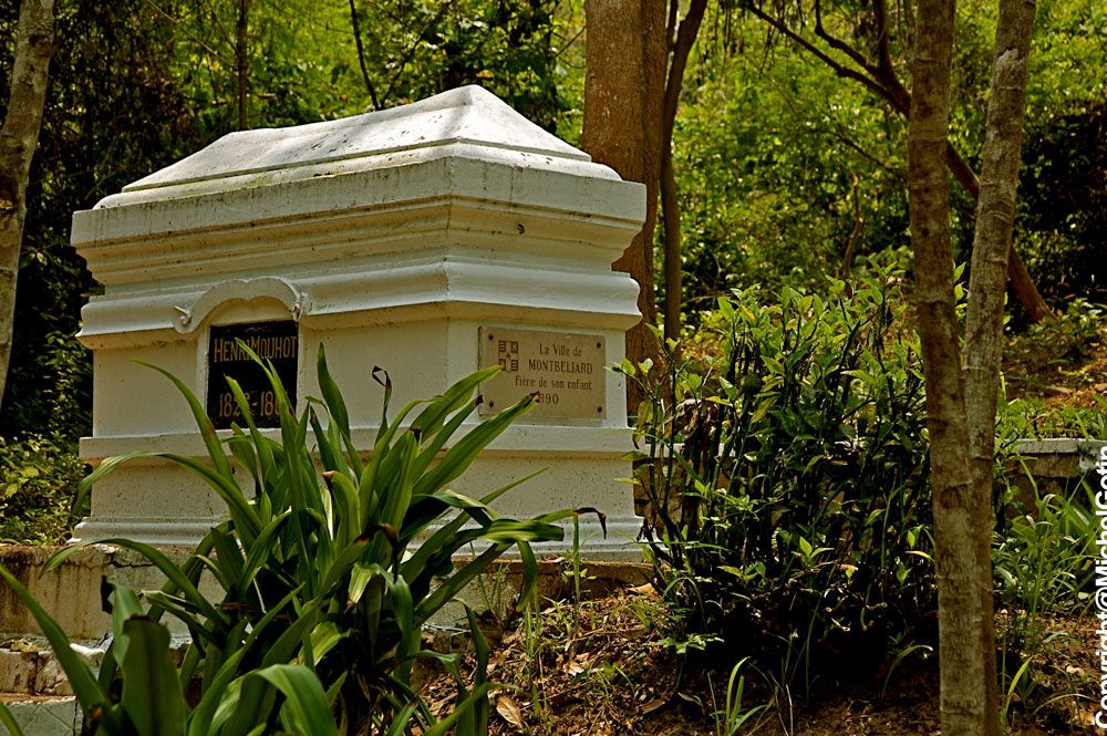 https://mdw-travel-data-us-east-1.s3.amazonaws.com/img/country/Laos/Henri-Mouhot-Tomb/img_01.jpg