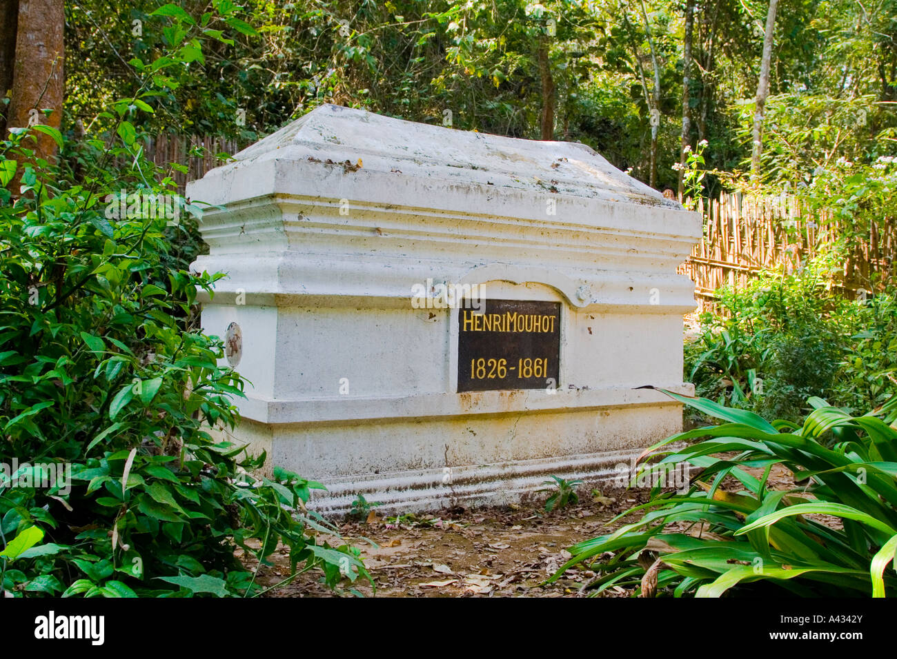 https://mdw-travel-data-us-east-1.s3.amazonaws.com/img/country/Laos/Henri-Mouhot-Tomb/img_03.jpg