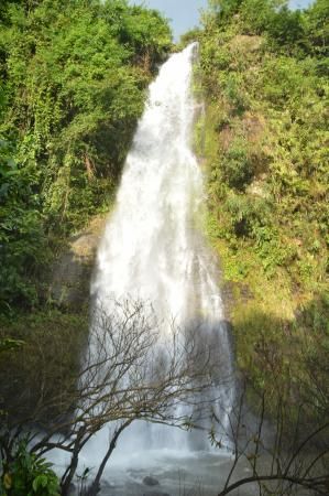 https://mdw-travel-data-us-east-1.s3.amazonaws.com/img/country/Laos/Kaeng-Nyui-Waterfalls-&-Park/img_01.jpg