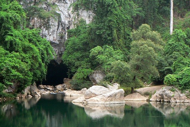 https://mdw-travel-data-us-east-1.s3.amazonaws.com/img/country/Laos/Konglor-Cave/img_02.jpg