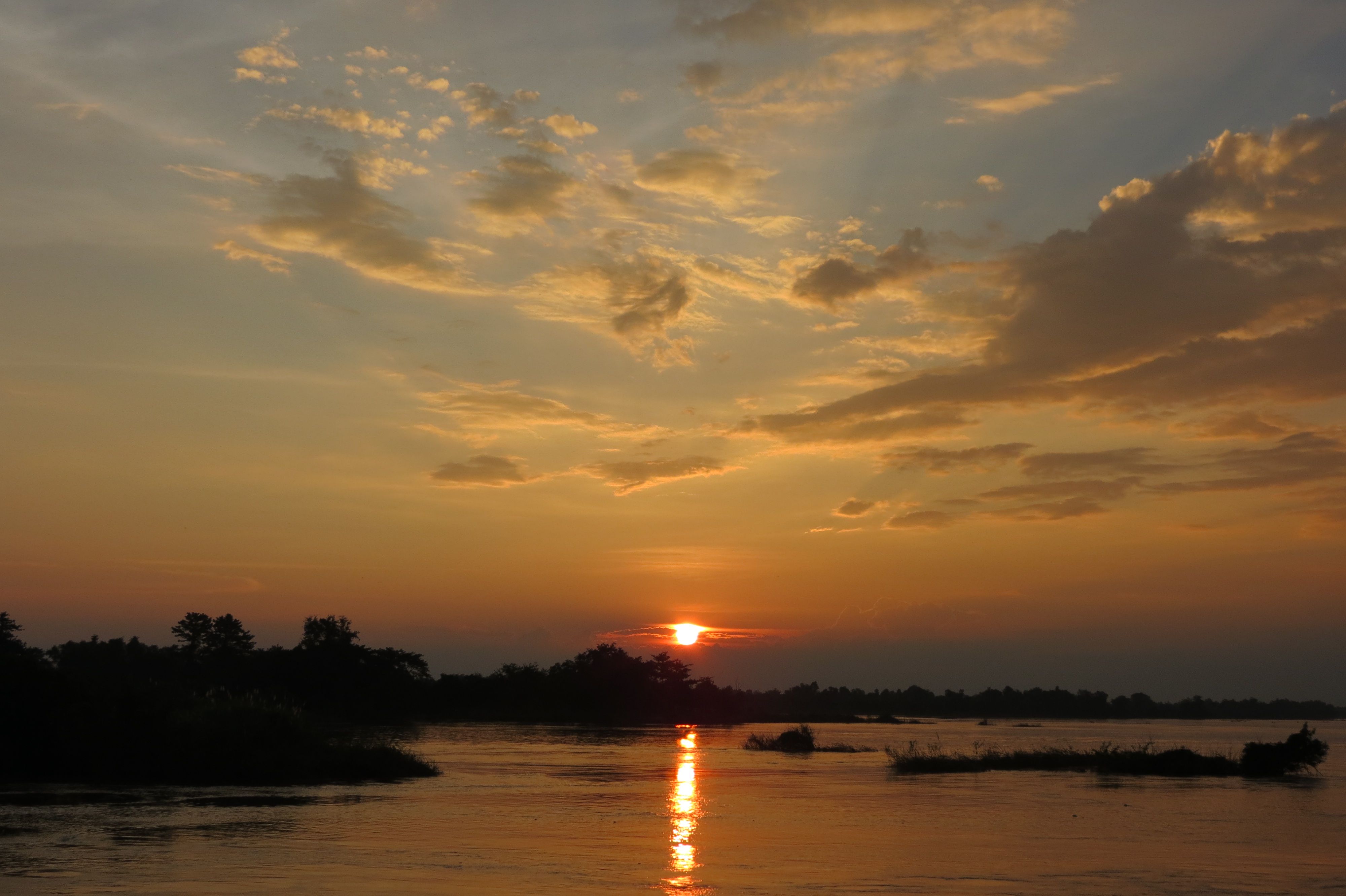https://mdw-travel-data-us-east-1.s3.amazonaws.com/img/country/Laos/Mekong-River-Sunset/img_01.jpg
