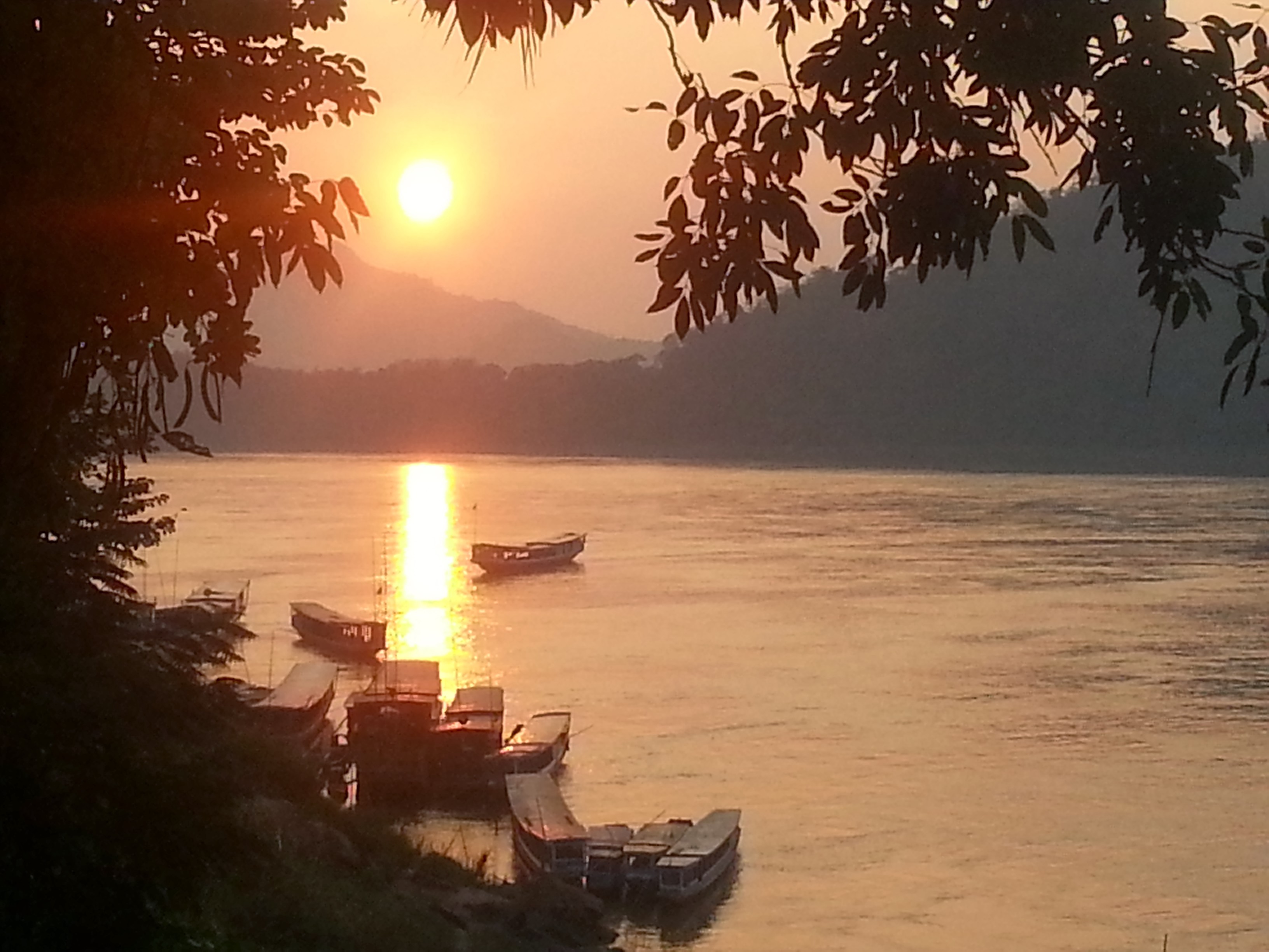 https://mdw-travel-data-us-east-1.s3.amazonaws.com/img/country/Laos/Mekong-River-Sunset/img_02.jpg