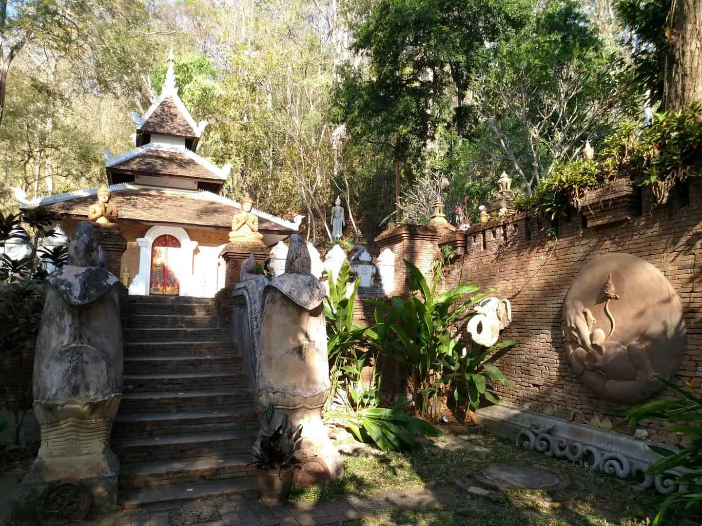 https://mdw-travel-data-us-east-1.s3.amazonaws.com/img/country/Laos/Monks-Trail/img_01.jpg