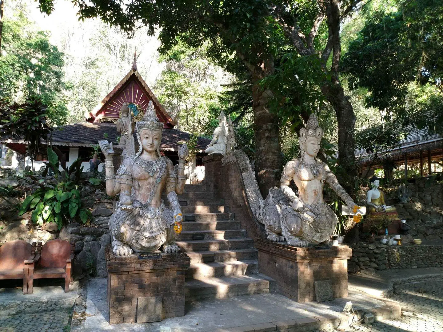 https://mdw-travel-data-us-east-1.s3.amazonaws.com/img/country/Laos/Monks-Trail/img_02.jpg