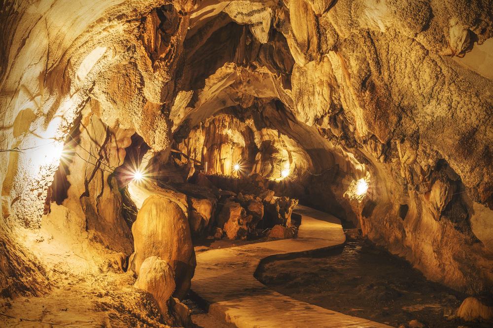 https://mdw-travel-data-us-east-1.s3.amazonaws.com/img/country/Laos/Muang-Vang/img_02.jpg