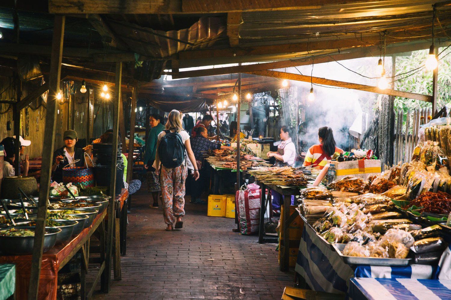 https://mdw-travel-data-us-east-1.s3.amazonaws.com/img/country/Laos/Muangsing-Night-Market/img_01.jpg